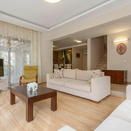 Villa Deniz Ve Doga Manzarali 4+2 Dilara Göcek